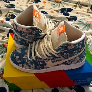 Nike Dunks - Maui Wowi - High Tops - Great Condition - Size 8.5 in Men